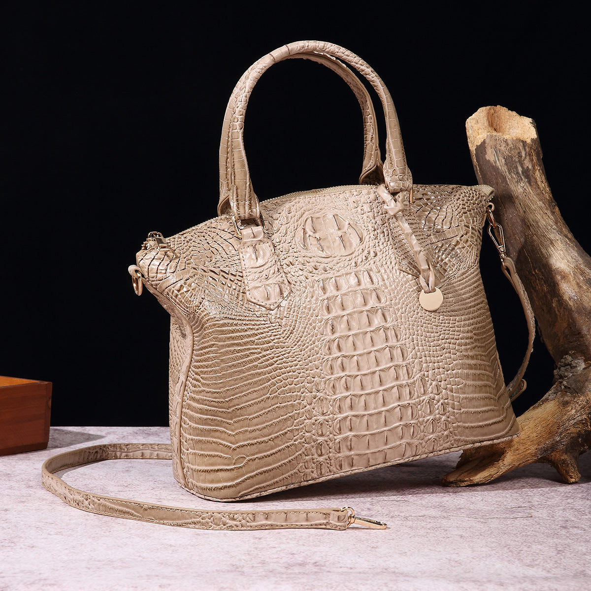 👜 Bold Luxe: Crocodile-Embossed Gradient Handbag with Convertible Strap